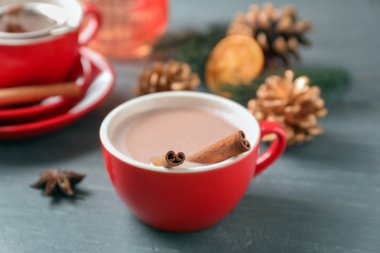 Ahşap masanın üzerine tarçın ile sıcak kakao fincan sopa