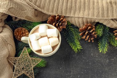 Şekerleme ve Noel süsleri masada sıcak kakao fincan