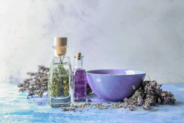 Uçucu yağ lavanta tablo ile şişe