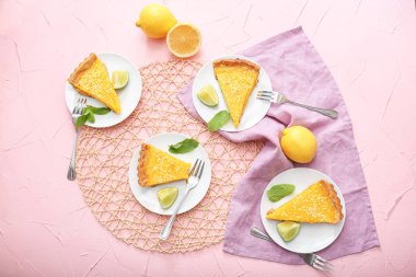 Lezzetli limon pasta masada parçaları ile plakalar