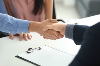 Emlakçı ofisinde ile el genç adam