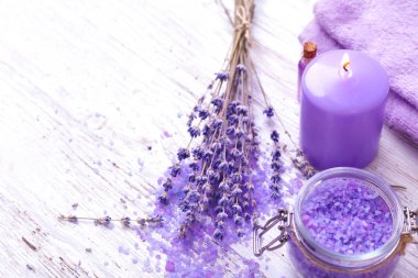 Güzel lavanta ve deniz tuzu ahşap masa üzerinde Spa kompozisyonu