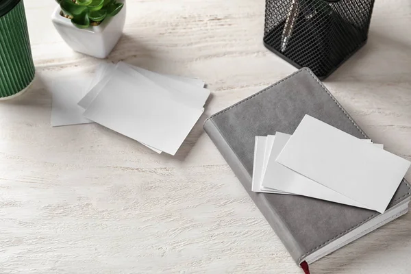 Cartões Visita Branco Com Caderno Sobre Mesa Madeira — Fotografia de Stock