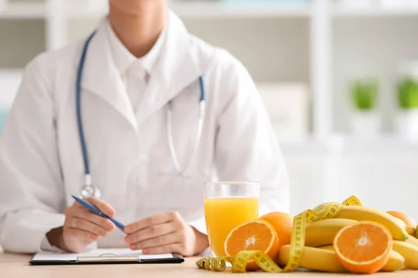 Nutricionista Sentada Mesa Con Frutas Portapapeles Oficina —  Fotos de Stock