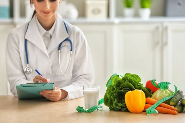 Nutricionista Sentada Mesa Con Verduras Vaso Leche Oficina —  Fotos de Stock