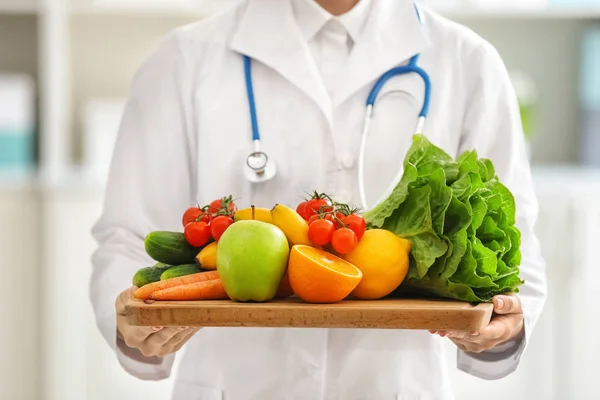 Nutricionista Femenina Con Tabla Con Frutas Verduras Frescas Oficina — Foto de Stock