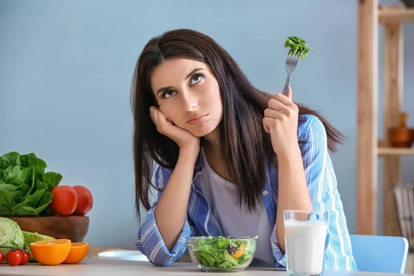 不情愿的女人吃健康的沙拉和蔬菜在室内 饮食理念 — 图库照片