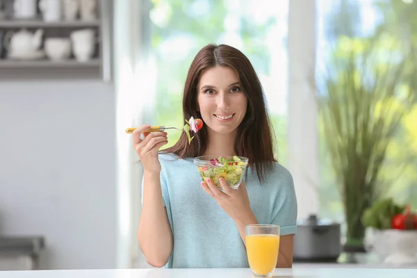 Mulher Com Salada Saudável Copo Suco Laranja Fresco Dentro Casa — Fotografia de Stock