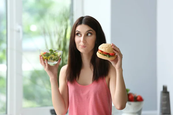 Lezzetli Burger Taze Salata Kapalı Olan Kadın Sağlıklı Sağlıksız Gıda — Stok fotoğraf
