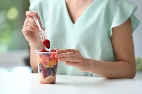 Vrouw Vers Eten Bessen Vruchten Binnenshuis Close — Stockfoto