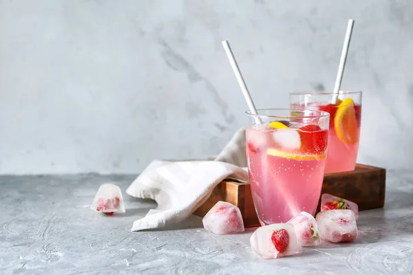 Gläser Leckere Erdbeer Limonade Auf Dem Tisch — Stockfoto