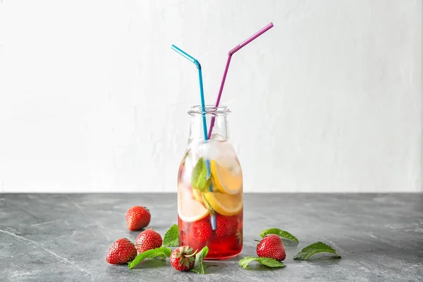 Fles Lekkere Aardbeien Limonade Tafel Tegen Witte Achtergrond — Stockfoto