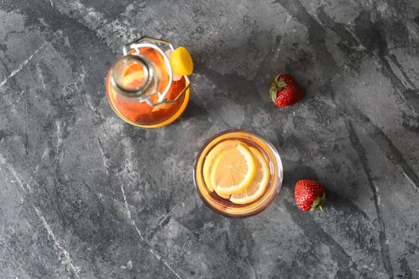 Glas Fles Met Lekkere Aardbeien Limonade Tafel — Stockfoto