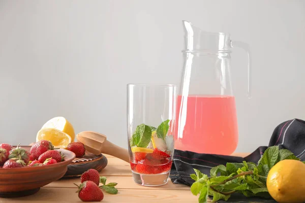 Glas Med Ingredienser För Jordgubbs Saft Bord — Stockfoto