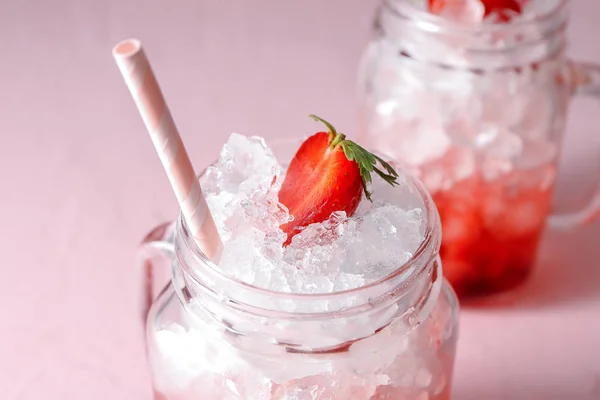 Chutné Jahodová Limonáda Ledem Mason Jar Closeup — Stock fotografie