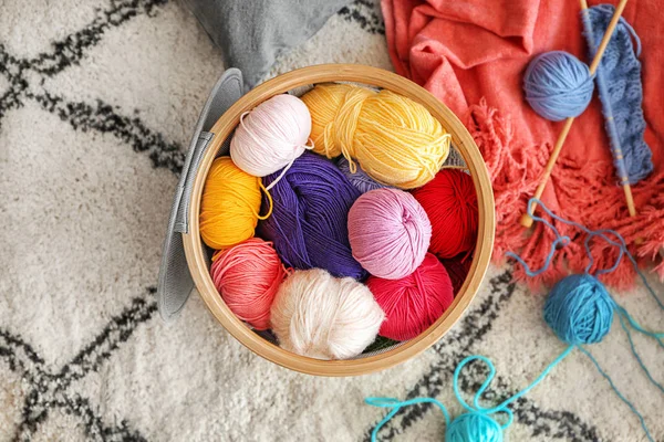 部屋の床にカラフルな編み糸付きバスケット — ストック写真