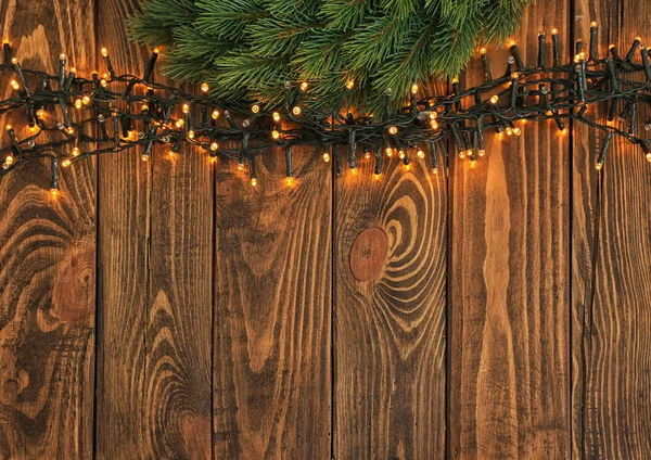 Όμορφα Φωτεινά Χριστουγεννιάτικα Φώτα Κλαδιά Έλατου Φόντο Ξύλινη — Φωτογραφία Αρχείου