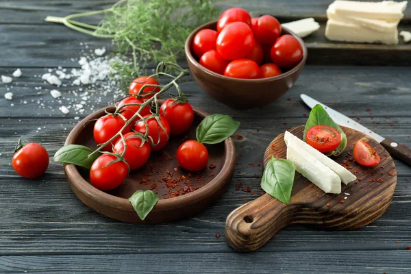Świeże Pomidory Czereśniowe Plasterki Sera Bazylia Drewnianym Stole — Zdjęcie stockowe