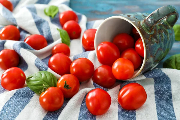 Przewrócone Kubek Świeżych Pomidorów Cherry Stole — Zdjęcie stockowe