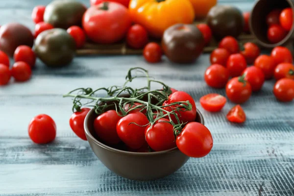 Cuenco Con Tomates Cherry Frescos Sobre Mesa Madera — Foto de Stock