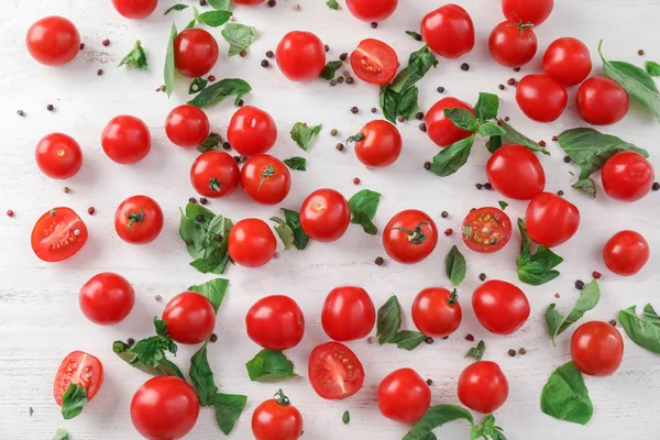 Świeże Pomidory Bazylią Jasnym Tle — Zdjęcie stockowe