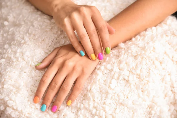 Mujer Joven Con Manicura Colorida Manta Esponjosa — Foto de Stock