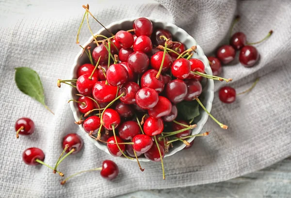 Bol Aux Cerises Mûres Sur Table — Photo