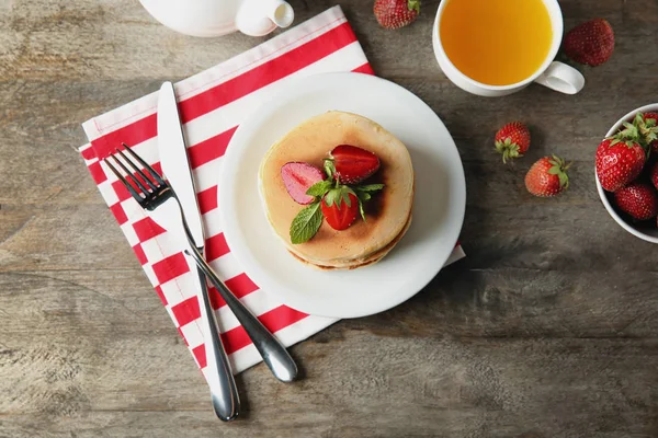 Teller Mit Leckeren Pfannkuchen Und Frischen Erdbeeren Auf Holztisch — Stockfoto