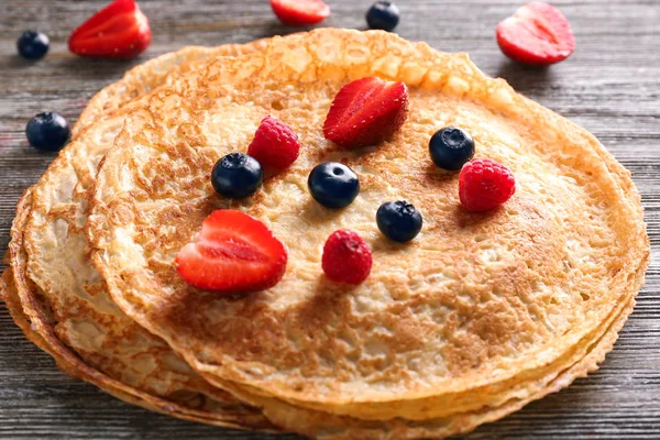 Delicious Thin Pancakes Berries Wooden Table — Stock Photo, Image