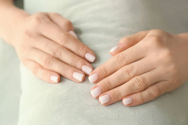 Kobiecych Rąk Stylowe Manicure Kolor Tkaniny Zbliżenie — Zdjęcie stockowe