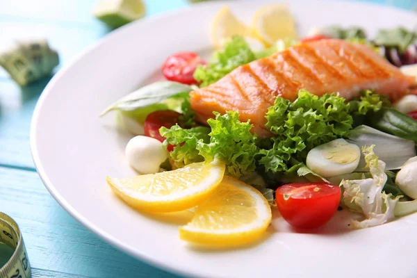 Tasty Grilled Fish Fresh Salad Plate Closeup Diet Concept — Stock Photo, Image