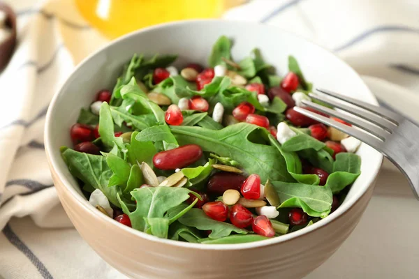 Cuenco Con Deliciosa Ensalada Fresca Saludable Mesa — Foto de Stock