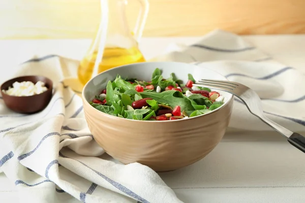 Tigela Com Deliciosa Salada Fresca Saudável Mesa — Fotografia de Stock