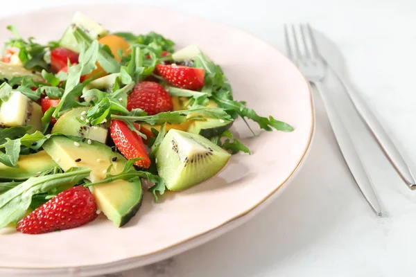 Prato Com Deliciosa Salada Fresca Saudável Mesa Close — Fotografia de Stock