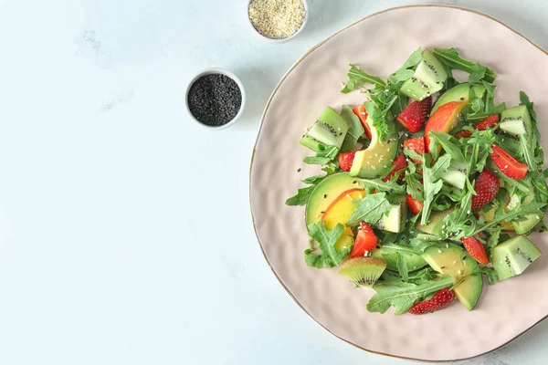 Prato Com Deliciosa Salada Fresca Saudável Fundo Claro — Fotografia de Stock