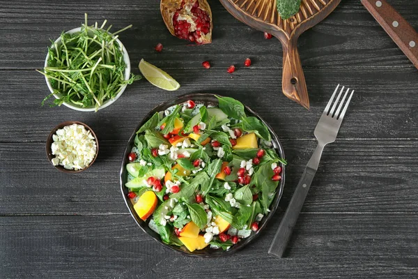 Teller Mit Leckerem Gesunden Frischen Salat Auf Holztisch — Stockfoto