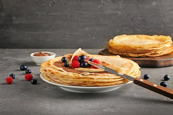 Piring Dengan Pancake Lezat Coklat Dan Berry Atas Meja Gelap — Stok Foto