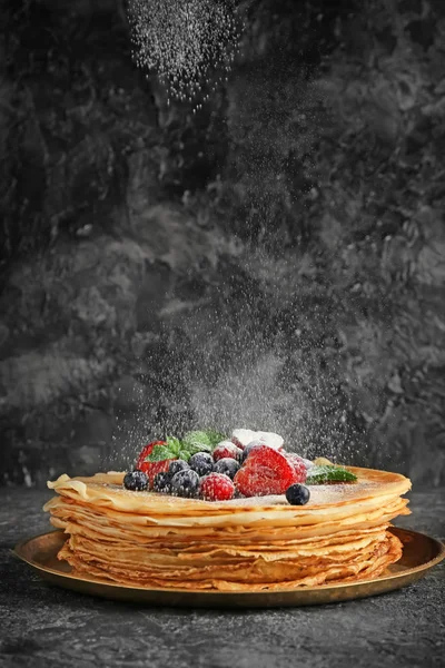 Teller Mit Leckeren Pfannkuchen Und Beeren Auf Grunge Hintergrund — Stockfoto