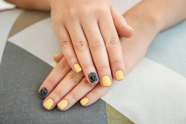 Kobiecych Rąk Stylowe Manicure Tkaninie Zbliżenie — Zdjęcie stockowe