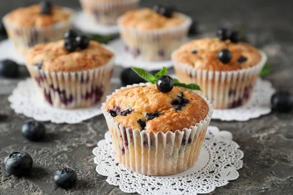 Leckere Blaubeer Muffins Auf Dem Tisch — Stockfoto