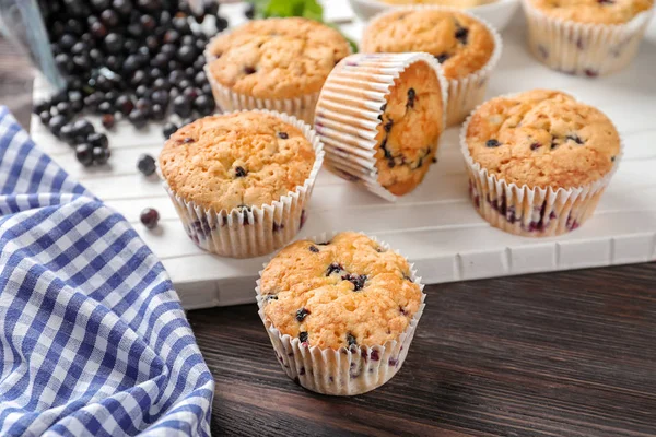 Deska Smaczne Blueberry Muffins Drewnianym Stole — Zdjęcie stockowe