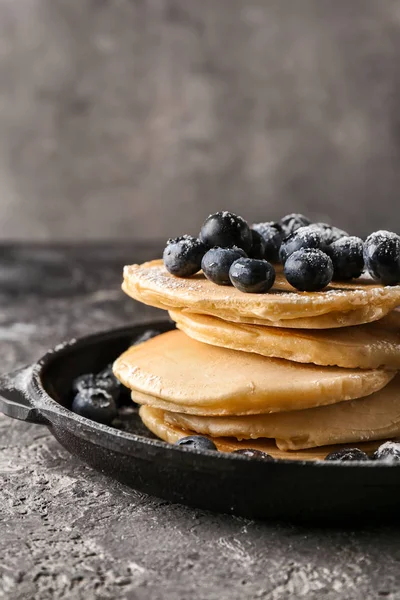 Delicious Pancake Dengan Beri Meja Grunge — Stok Foto
