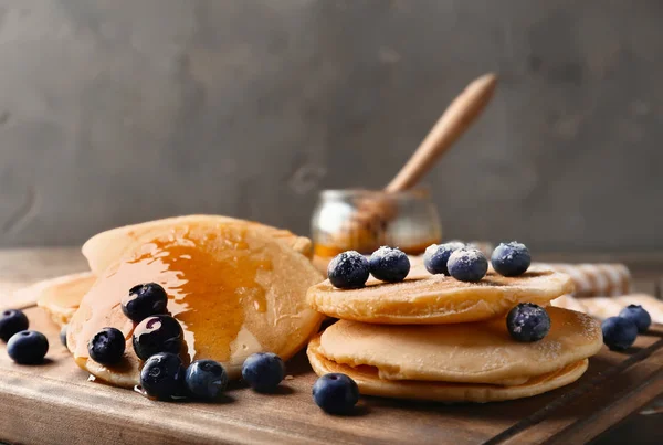 Papan Dengan Pancake Lezat Dan Buah Berry Atas Meja — Stok Foto