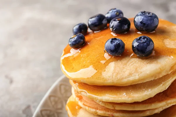 Pancake Lezat Dengan Madu Dan Berry Closeup — Stok Foto