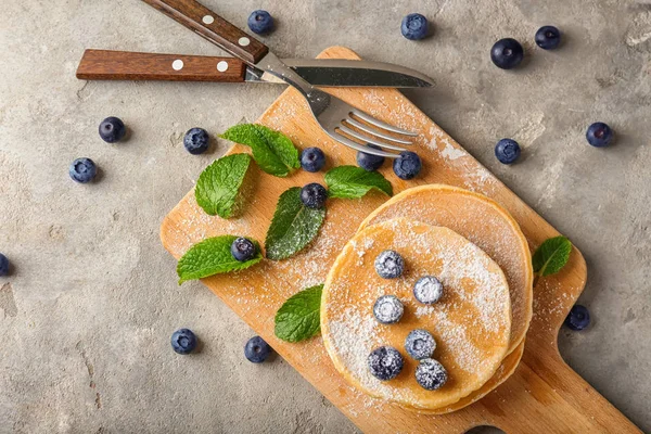 Komposition Mit Leckeren Pfannkuchen Auf Hellem Tisch — Stockfoto