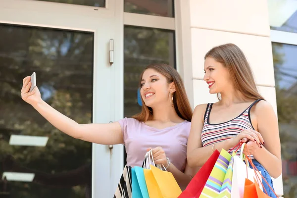 Young Women Shopping Bags Taking Selfie City Street — Stock Photo, Image