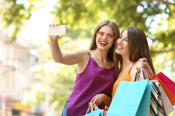 Jonge Vrouwen Met Boodschappentassen Overneemt Selfie Stad Straat — Stockfoto