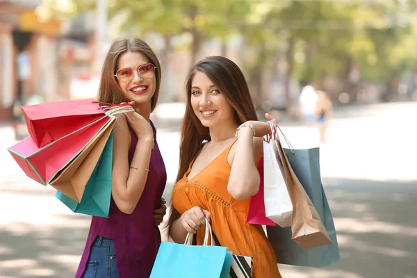 Jovens Mulheres Bonitas Com Sacos Compras Rua Cidade — Fotografia de Stock