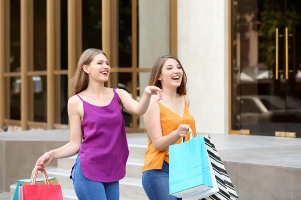 Jovens Mulheres Bonitas Com Sacos Compras Rua Cidade — Fotografia de Stock