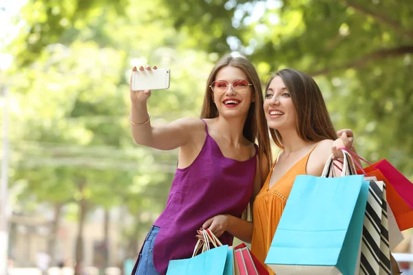 Jonge Vrouwen Met Boodschappentassen Overneemt Selfie Stad Straat — Stockfoto